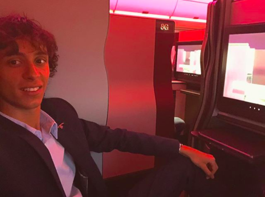 <p>Reiseexperte und Vielflieger Alex Macheras durfte vor Kurzem die neuen Business Class Suiten in den A350-1000 Jets von Qatar Airways testen und sie sehen verdammt unglaublich aus.<br>Twitter/Alex Macheras </p>