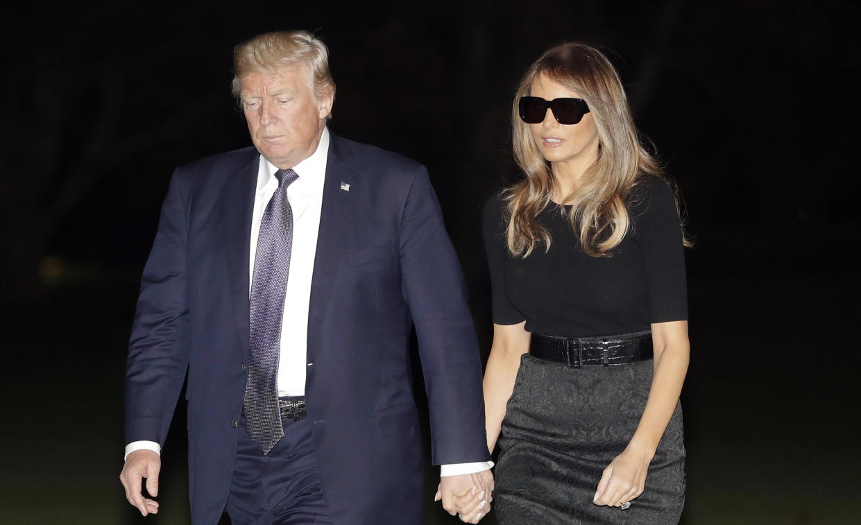 I wear my sunglasses at night … Melania Trump möchte auch bei Nacht ihre Sonnenbrille nicht ablegen. (Bild: AP Photo)