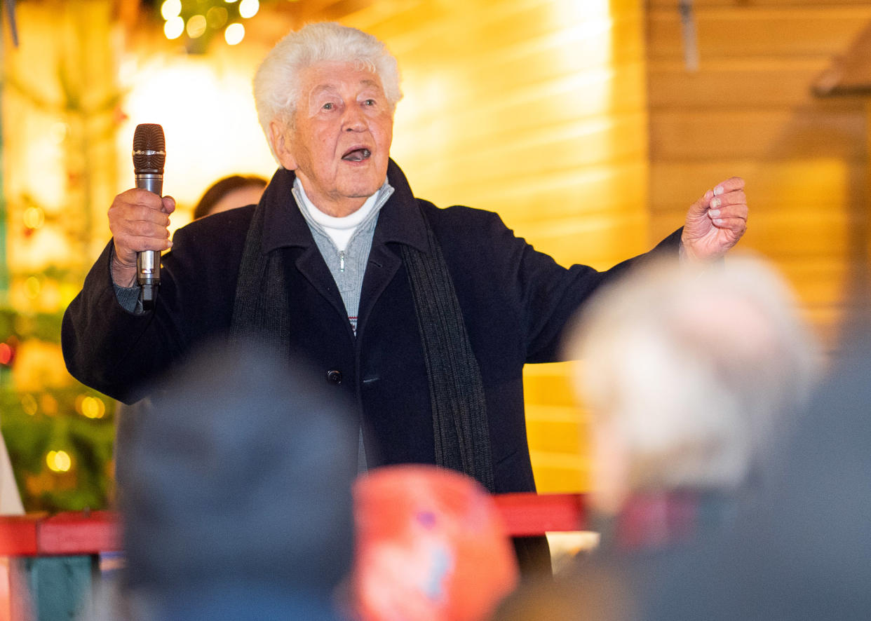 Gotthilf Fischer singt 2018 mit Besuchern des Karlsruher Christkindlesmarkts (Bild: Sebastian Gollnow/dpa)