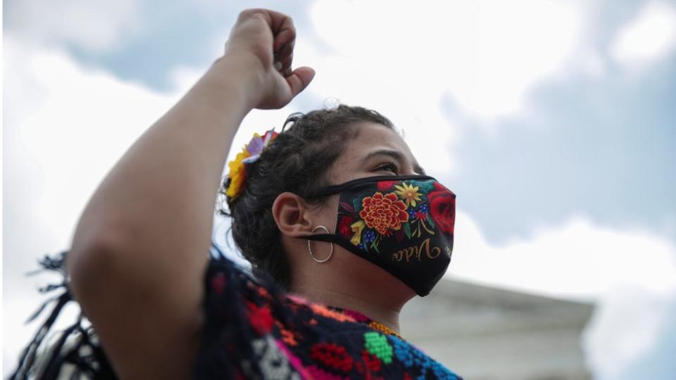 Una mujer celebra el fallo de la Corte Suprema sobre DACA - jueves 18 de junio de 2020