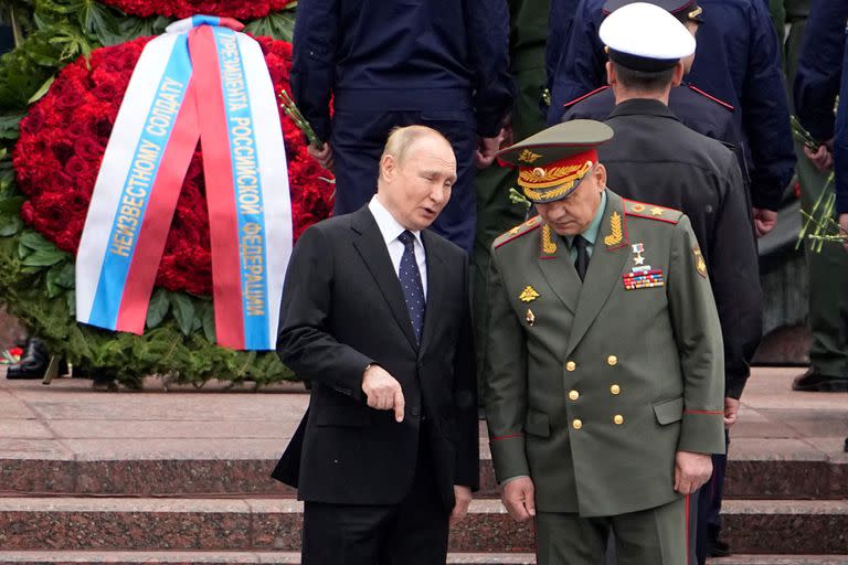 Putin dialoga con su ministro de Defensa durante un homenaje a los caídos durante la invasión del nazismo