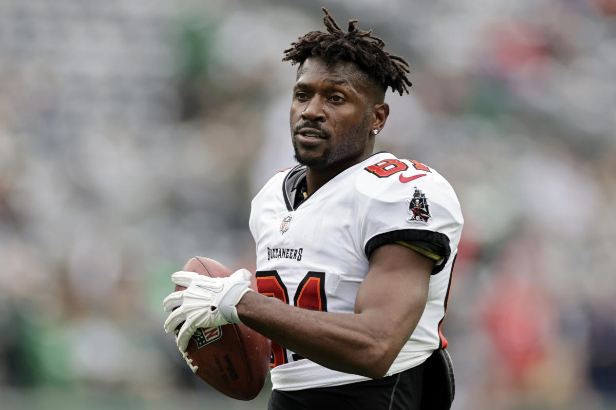 Antonio Brown Plays More Than Expected in Debut With Tampa Bay