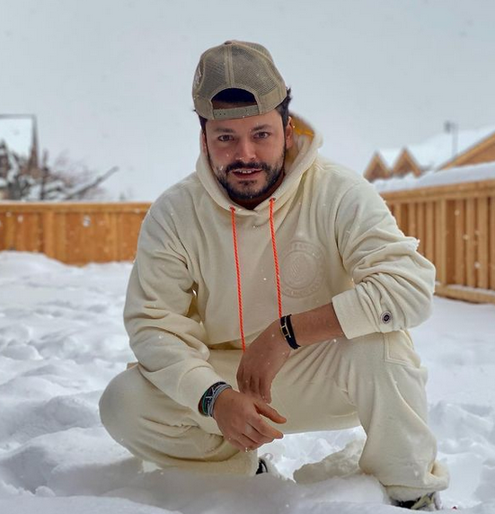 En bon humoriste, Kev Adams n'a pas pu s'empêcher de poster une petite blague en légende de cette photo, visiblement prise à la montagne. "Bien arrivé à Marrakech", a-t-il écrit. En 2021, on sait rire.