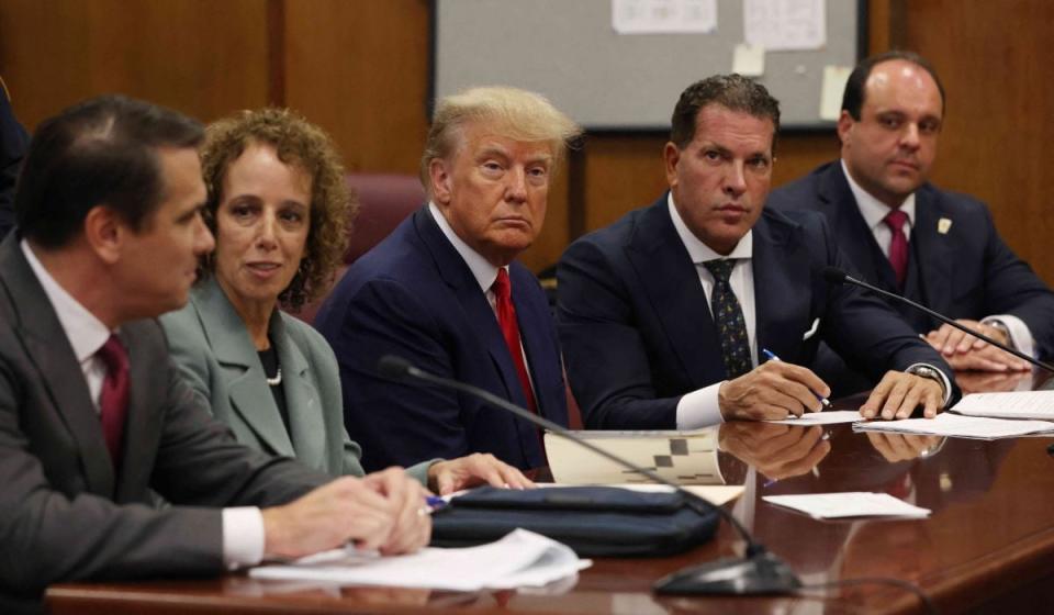 Donald Trump durante la audiencia donde se le leyeron los 34 cargos por los que se le acusa. Fotografía: cortesía de CNN en Español en Twitter.