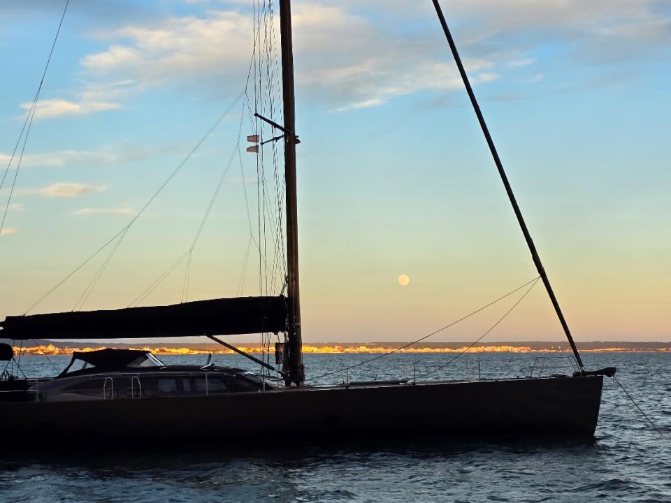 Photo of a boat sailing on the sea