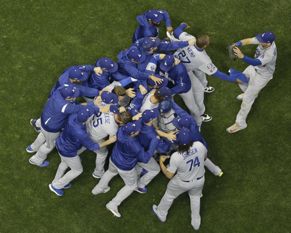 Los Dodgers de Los Ángeles festejan su triunfo sobre los Cerveceros de Milwaukee en el séptimo juego de la Serie de Campeonato de la Liga Nacional, el sábado 20 de octubre de 2018 (AP Foto/Morry Gash)