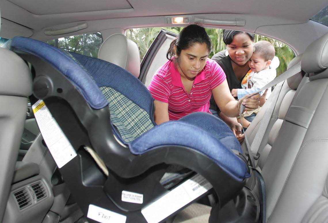 In 2007, Sandra Delgado learns how to properly install a children seat in the back of a car under the supervision of Lise Deus.