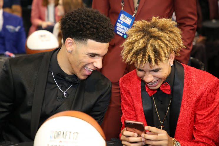 Lonzo and LaMelo Ball react to an NBA prospect’s cringe-worthy tweet, probably. (Getty)