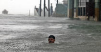 <p>Un hombre nada hoy, domingo 10 de septiembre del 2017, en una zona inundada del Malecón habanero en La Habana, Cuba. El huracán Irma se aleja a una velocidad de 13 kilómetros por hora de Cuba tras dejar “severas” inundaciones costeras en la noche por todo el litoral norte del occidente, donde se ubican La Habana y el polo turístico de Varadero, pero sus efectos aún se sentirán hoy con fuertes lluvias. EFE/Ernesto Mastrascusa </p>