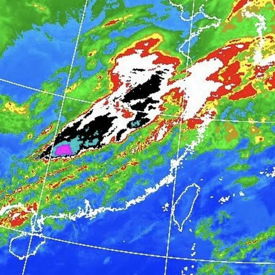 中央氣象局前局長鄭明典28日上午在臉書PO出圖片，表示衛星雲圖中開始有紫色區塊，而且有一端尖尖的（左下紫塊），這是對流增強的特徵。   圖：翻攝自鄭明典臉書