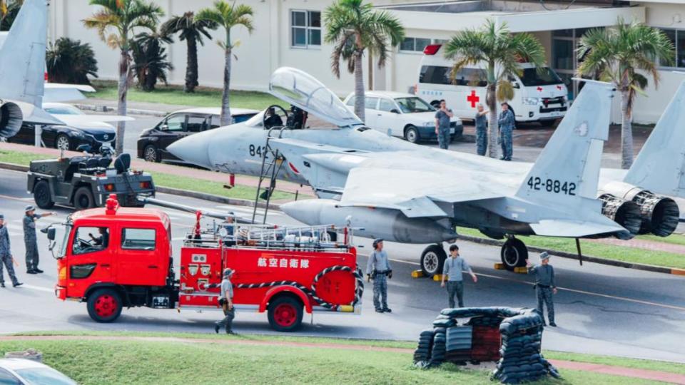 那霸基地將F-15拖至高處。（圖／翻攝自日本航空自衛隊那霸基地臉書）