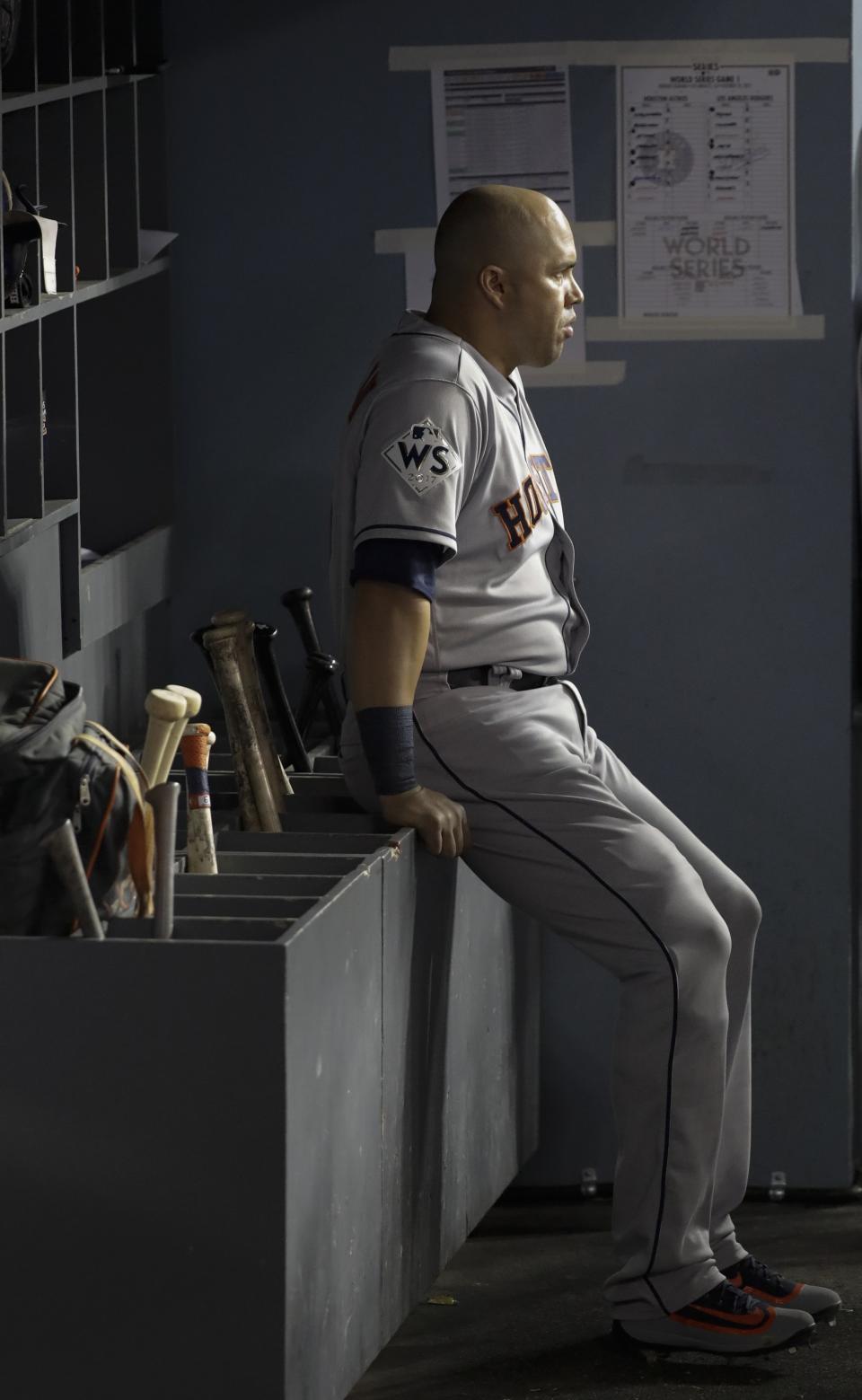 ARCHIVO - En esta foto del 24 de octubre de 2017, el entonces jugador de los Astros de Houston Carlos Beltrán en la cueva durante el sexto inning del primer juego de la Serie Mundial ante los Dodgers de Los Ángeles. (AP Foto. David J. Phillip. archivo)