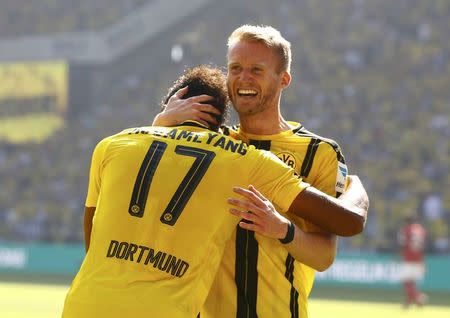 Football Soccer - Borussia Dortmund v FSV Mainz 05 - German Bundesliga - Signal Iduna Park , Dortmund, 27/08/16. Borussia Dortmund's Pierre-Emerick Aubameyang celebrates with^Andre Schuerrle after scoring a goal against FSV Mainz 05 REUTERS/Thilo Schmuelgen