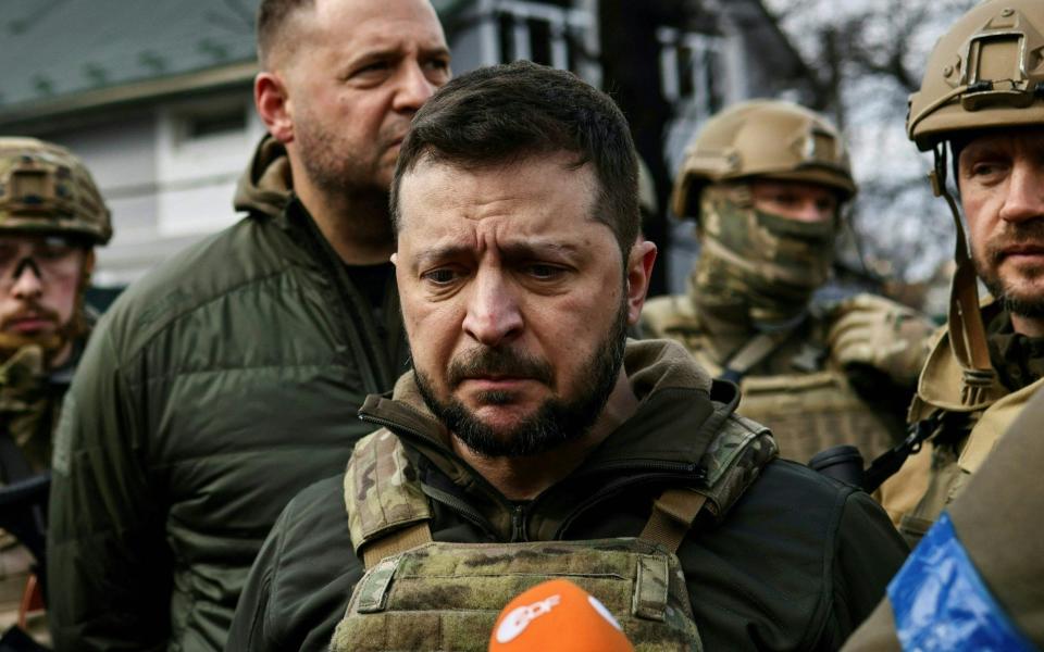 Volodymyr Zelensky (C) speaks to media in the town of Bucha, northwest of the Ukrainian capital Kyiv, on April - RONALDO SCHEMIDT/AFP