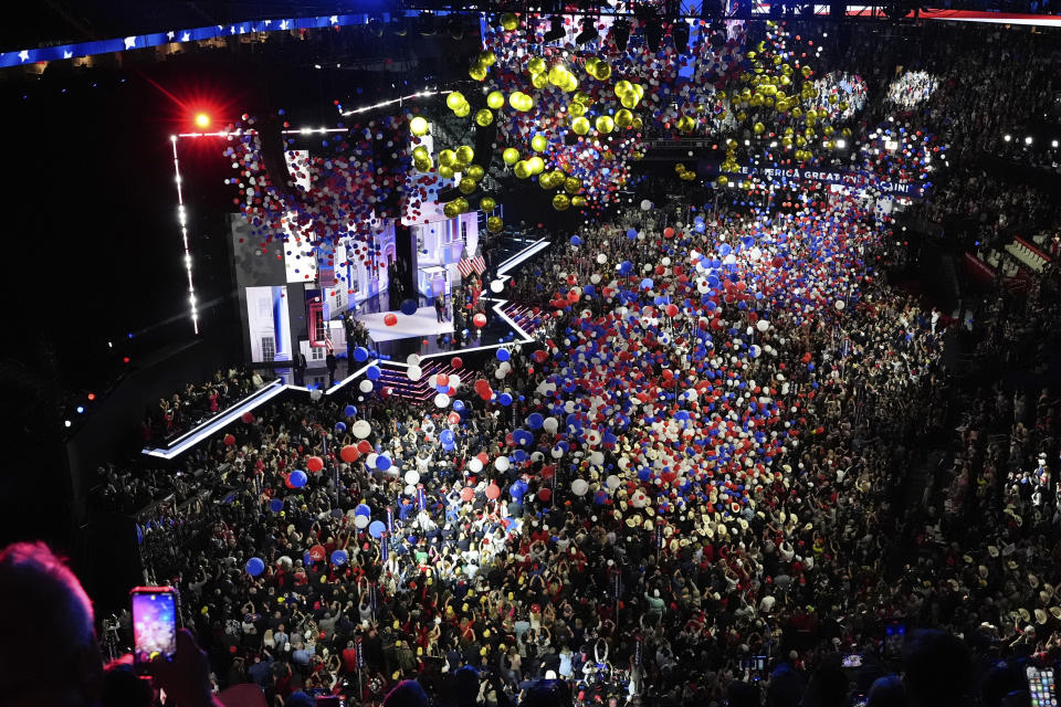 El candidato presidencial republicano Donald Trump y el candidato a la vicepresidencia JD Vance observan desde el escenario, en compañía de sus familiares, los festejos durante la Convención Nacional Republicana 2024 en el Foro Fiserv, el jueves 18 de julio de 2024, en Milwaukee. (AP Foto/Nam Y. Huh)