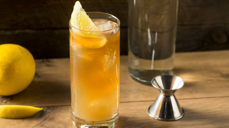 Glass sweet tea with lemon