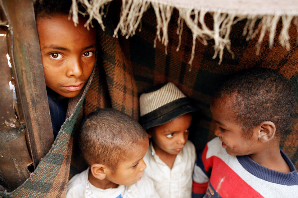 <p>Children displaced from the Red Sea port city of Hodeidah stand at a shelter in Sanaa, Yemen July 18, 2018. (Photo: Khaled Abdullah/Reuters) </p>