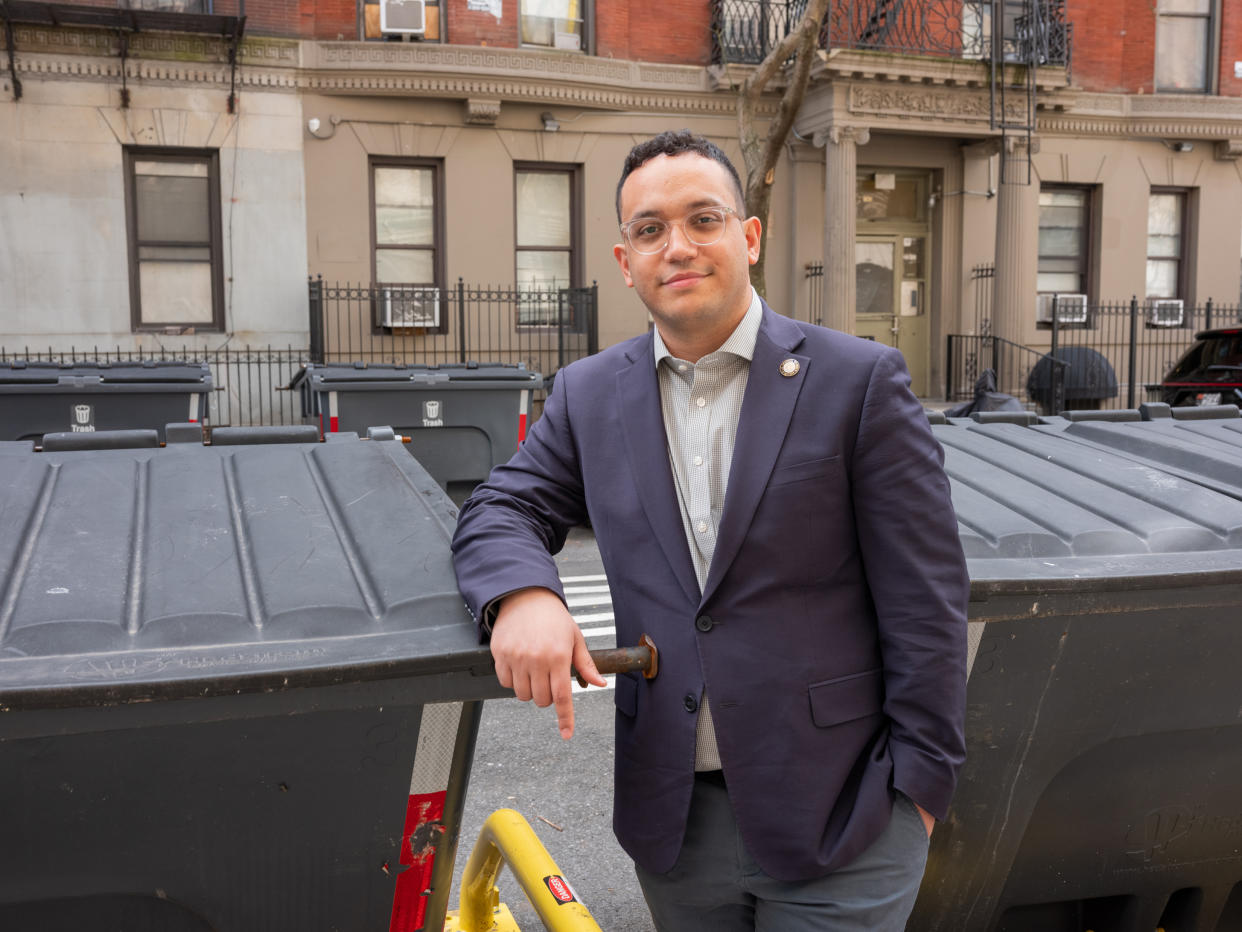 El miembro del ayuntamiento, Shaun Abreu, en el barrio de Harlem de Nueva York, el 6 de abril de 2024. (Lucia Buricelli/The New York Times)