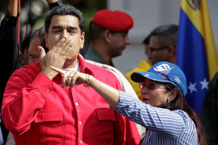 Venezuela's President Nicolas Maduro (L) blows a kiss to supporters next to his wife Cilia Flores during a pro-government rally at Miraflores Palace in Caracas, Venezuela October 25, 2016. REUTERS/Carlos Garcia Rawlins