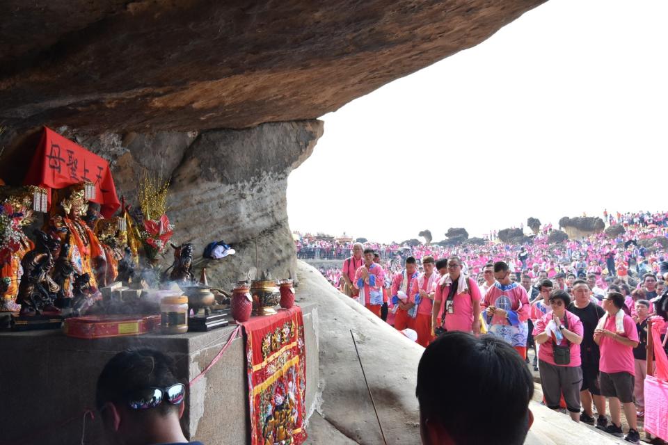 民眾參與金包里二媽回野柳媽祖洞祭典，現場萬人空巷。   圖：新北市文化局提供