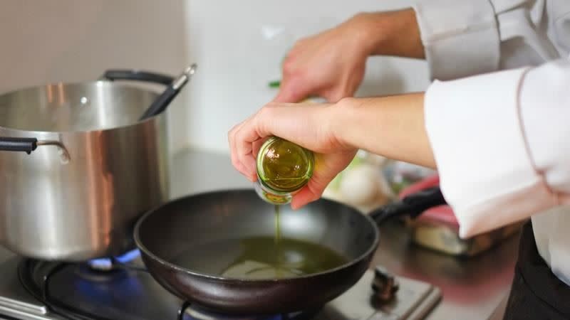 不少人喜歡用不沾鍋做菜，但多數人容易忽略的是鍋子也有使用期限。（示意圖／Pixabay）