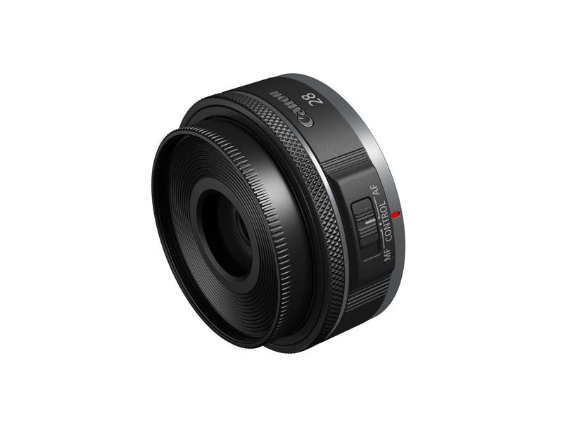 RF28mm F2.8 STM，以羽量級 120 克重量及厚度僅約 2.47 公分的超薄鏡頭設計，成為最小巧輕薄的 RF 鏡頭。