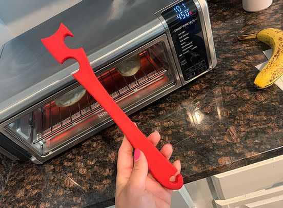 A oven rack grabbing tool for avid bakers, cooks and toast lovers