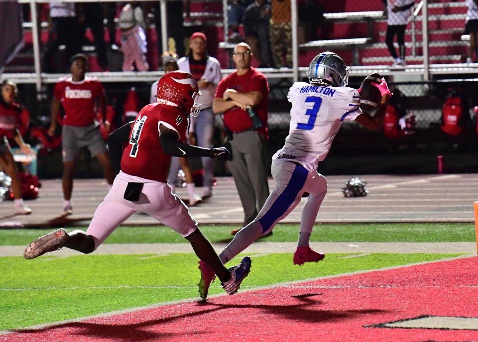 R.J. Shephard-Ruffin (3) of Hamilton takes in a touchdown pass to put the Big Blue up 16-14 with about 3 minutes to go in the game Friday, Sept. 15, 2023.