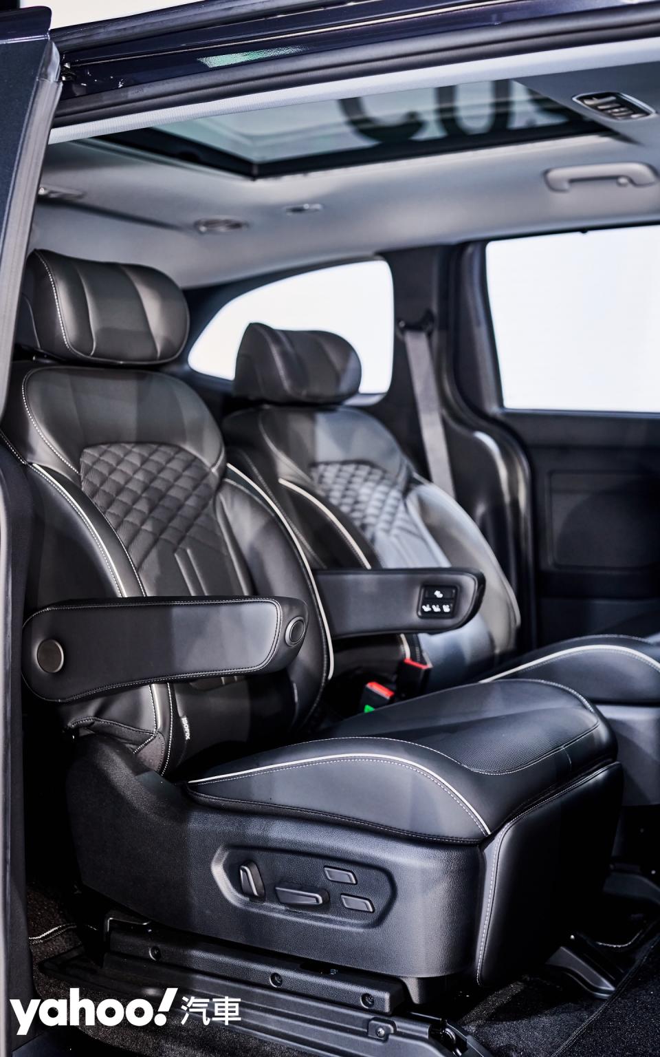 第二排兩張獨立座椅的設置在GLT-B VIP車型的配置上更特化了舒適需求。