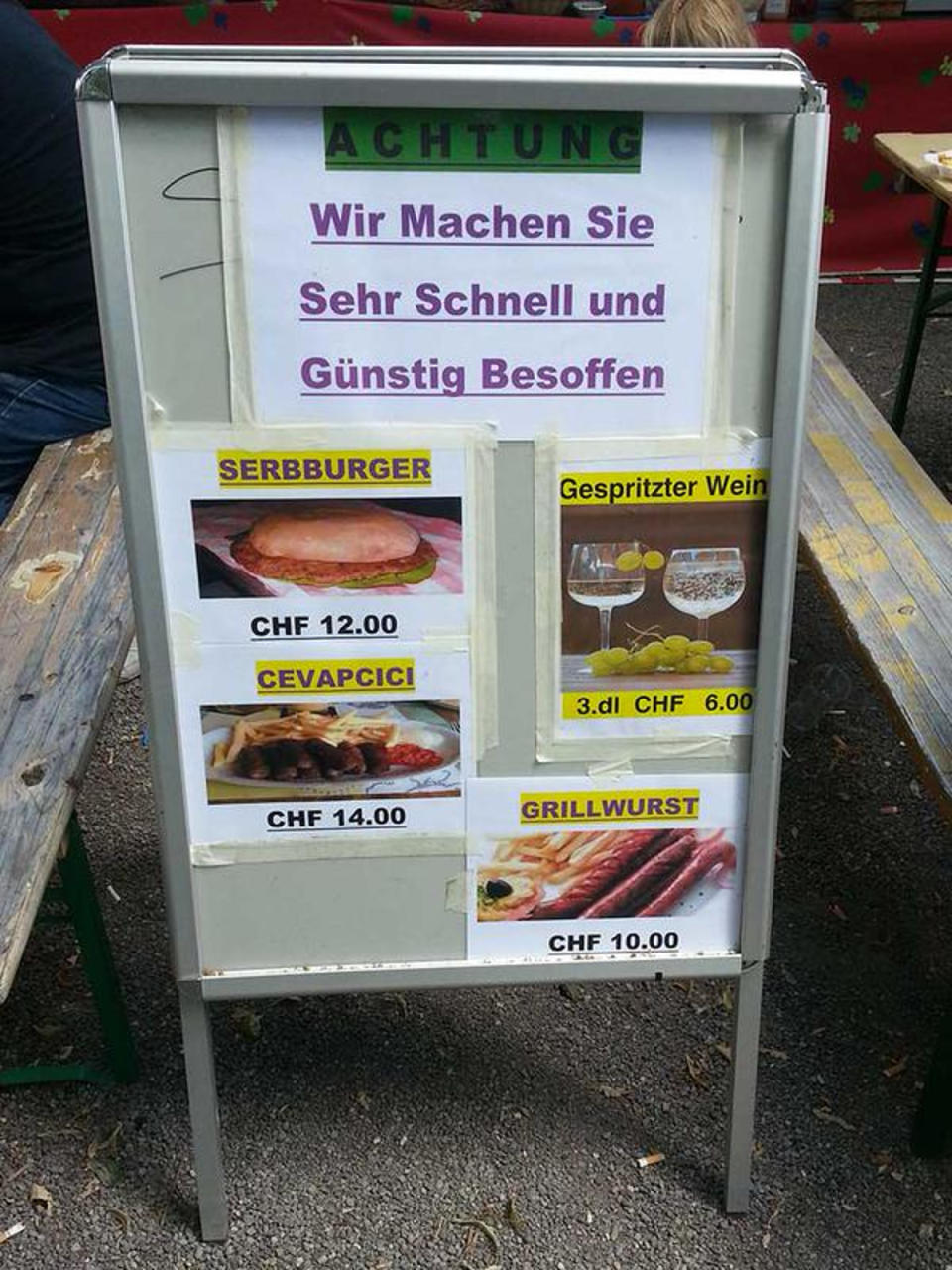 <p>Warum viel Geld ausgeben, wenn man schnell einen feinen Rausch genießen kann. Diese Bar scheint sehr ehrlich zu sein.</p><p>(Bild: twitter.com/stastka)<br></p>