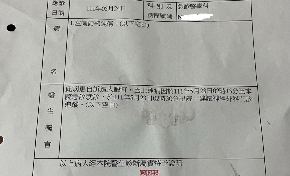 外送員因客人連改2次地點變得太遠而拒絕送餐，沒想到不但遭對方辱罵，甚至還當警員面被毆打，po文引發網友們熱議！（圖片翻攝爆怨公社）