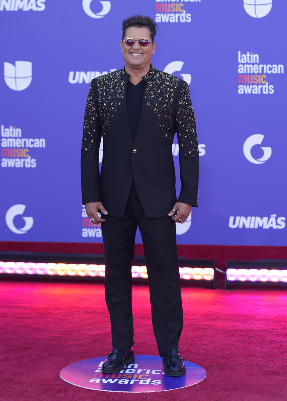 Carlos Vives llega a los Latin American Music Awards el jueves 20 de abril de 2023 en la arena MGM Grand Garden en Las Vegas. (Foto AP/John Locher)