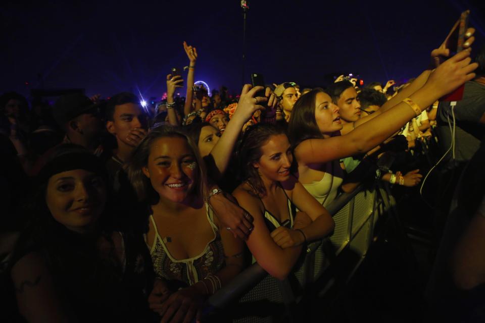 Fans watch a performance by New Zealand singer-songwriter Lorde at the Coachella Valley Music and Arts Festival in Indio, California April 12, 2014. REUTERS/Mario Anzuoni (UNITED STATES - Tags: ENTERTAINMENT)