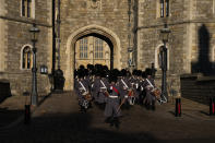 Miembros del 1er Batallón del Cuerpo de Tambores de la Guardia de Granaderos del Ejército Británico participan en la ceremonia de cambio de guardia afuera del Castillo de Windsor, en Windsor, Inglaterra, cerca de la residencia del príncipe Andrés, el jueves 13 de enero de 2022. Un juez estadounidense se negó a desestimar una demanda contra el Andrés por parte de una mujer que dice que el príncipe de Inglaterra abusó sexualmente de ella cuando ella tenía 17 años. (Foto AP/Matt Dunham)