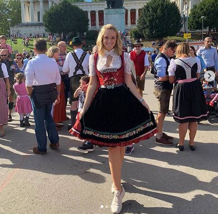 ...und dann noch dieses rote Outfit. Lediglich die Schürze könnte dieselbe sein. Na, welches Dirndl steht ihr besser?