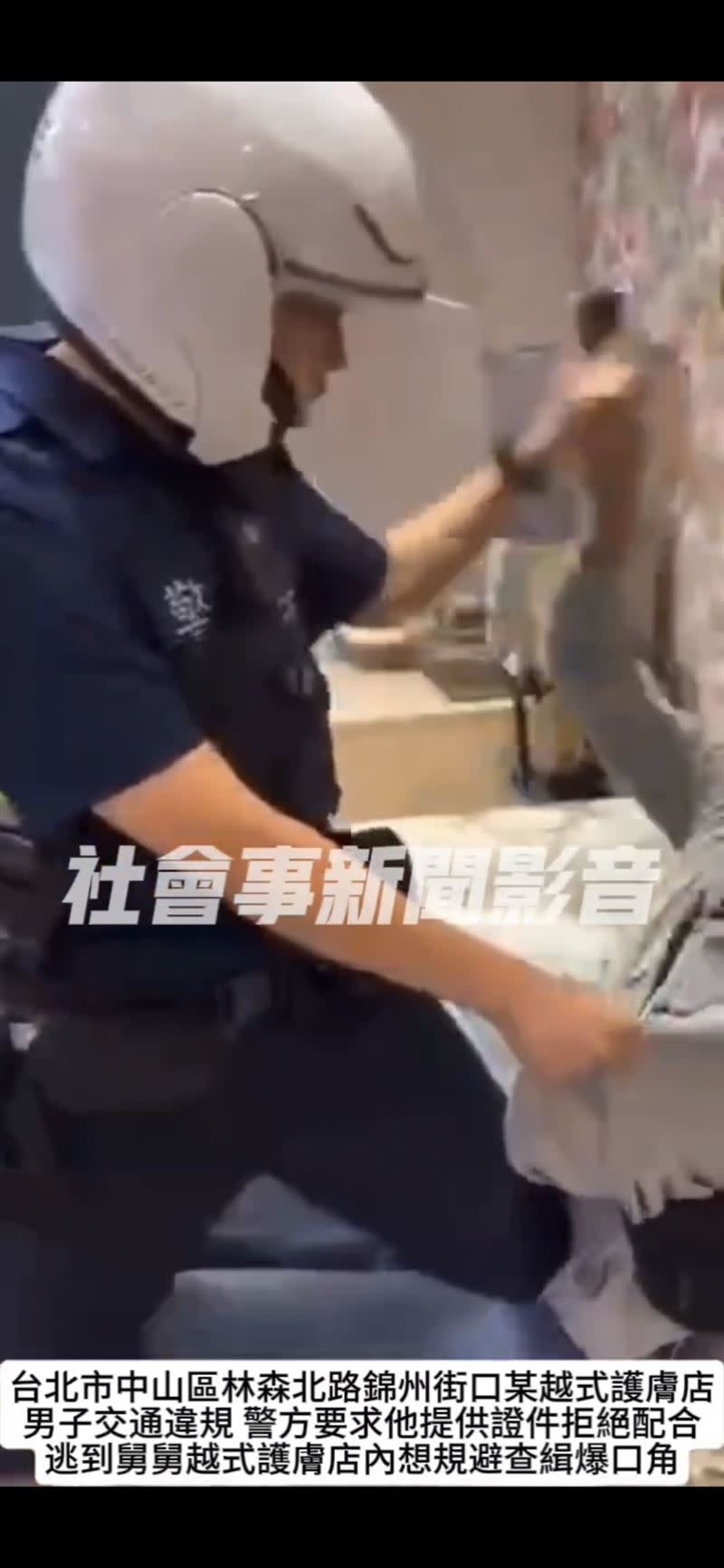 北市褚男違規穿越馬路，躲進舅舅越南護膚店內，拒絕陸姓警員盤查。（圖／翻攝自社會事新聞影音）