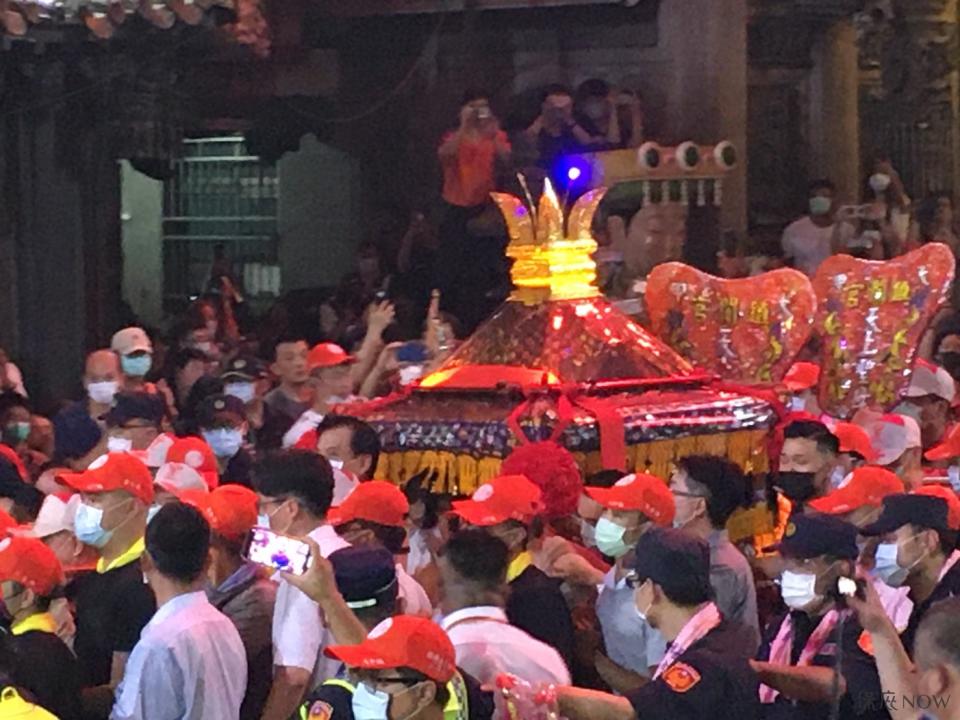 起馬炮三響後，大甲媽正式啟動遶境之旅。（圖／記者黃彥昇攝）