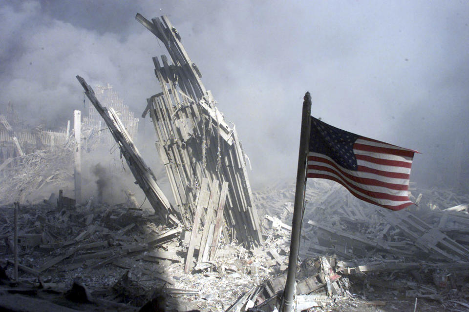 Una bandera estadounidense ondea cerca de la base de una de las dos torres que fueron destruidas. <br><br>Foto: REUTERS/Peter Morgan/File Photo