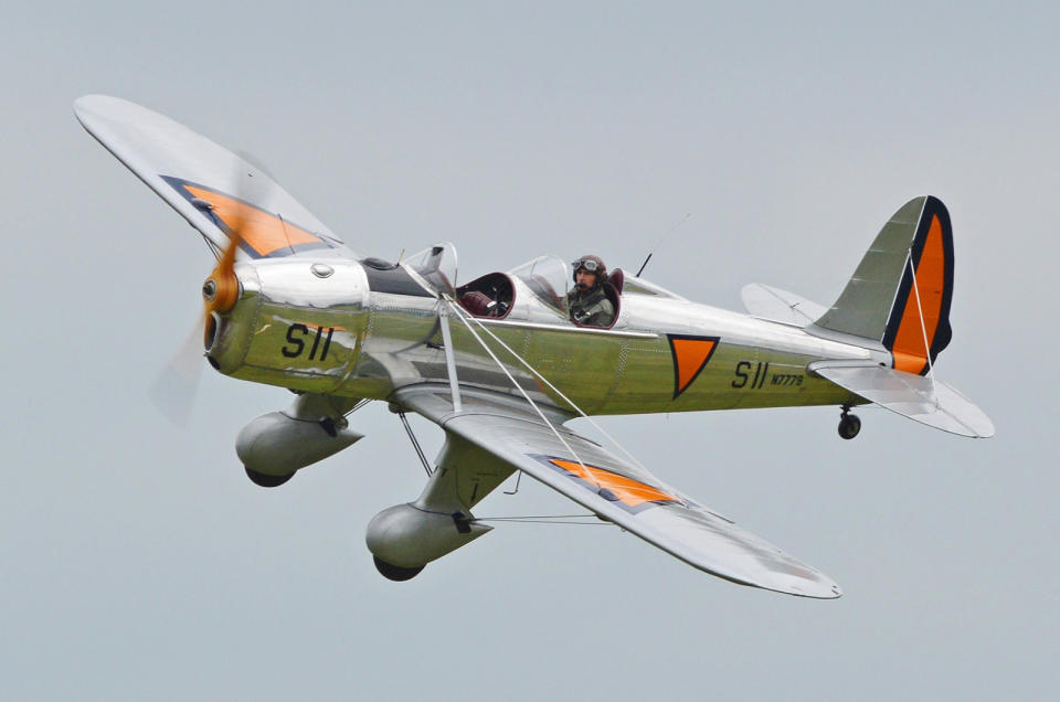 <p>Antes de que se popularizara el tren de aterrizaje retráctil, muchos diseñadores de aviones optaron por los spats, especialmente en los años 1920-30. Los carenados alrededor del tren de aterrizaje principal no sólo reducen la resistencia, sino que son excepcionalmente elegantes. Otra característica elegante de la época es el ala reforzada. El hidroavión ST-3 podía despegar del agua gracias a dos flotadores muy elegantes.</p><p>Se fabricaron un total de 1568 ST, y el avión operó en muchos lugares del mundo. Como entrenador militar, sirvió en las fuerzas aéreas de América, Asia y África. El US Army Air Corps (más tarde USAAF) fue con diferencia el mayor operador, empleando 1224 aviones desde 1939 hasta 1946. </p>