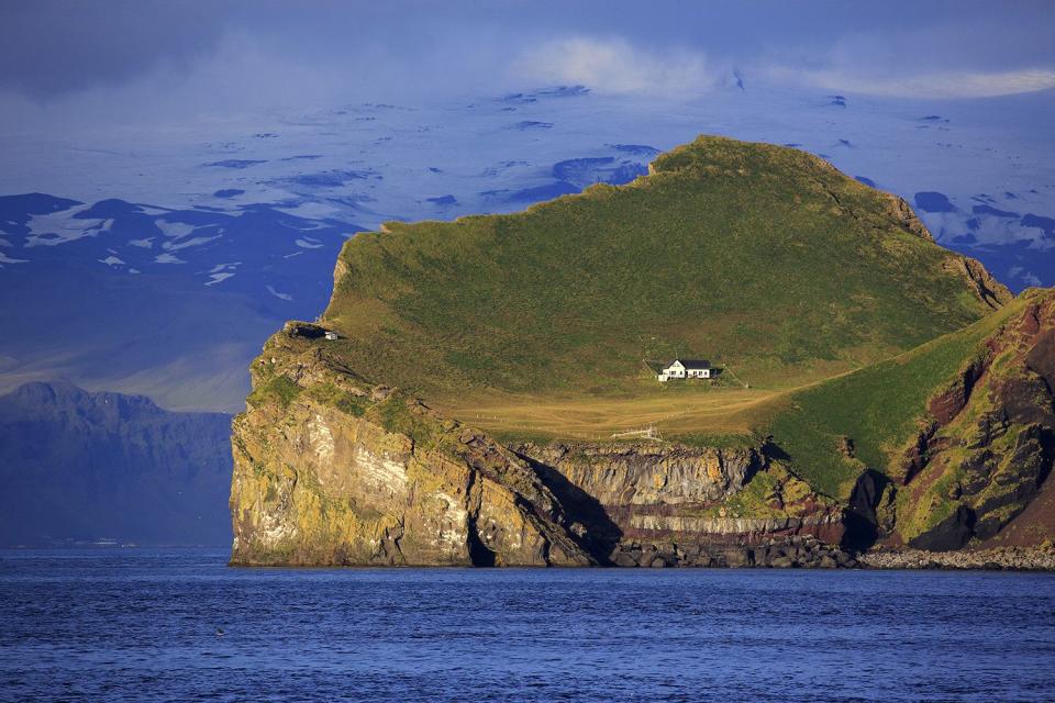 艾禮萊島全島只有一間小屋，背靠草坪面對大海。 （圖：The Sun@Pinterest）