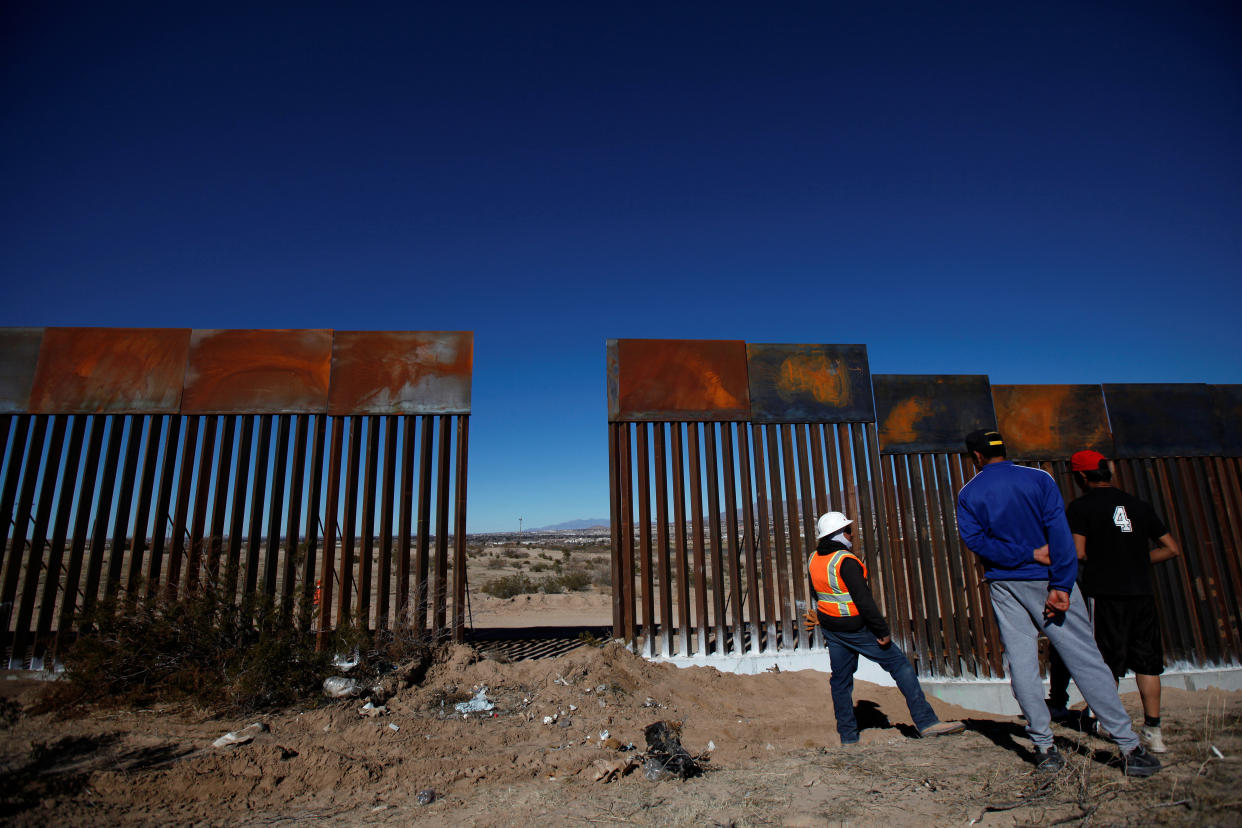 Die Grenze zwischen den USA und Mexiko soll abschreckend wirken, doch das Designprojekt setzte einen bunten Kontrast gegen diese Message. (Bild: REUTERS/Jose Luis Gonzalez)