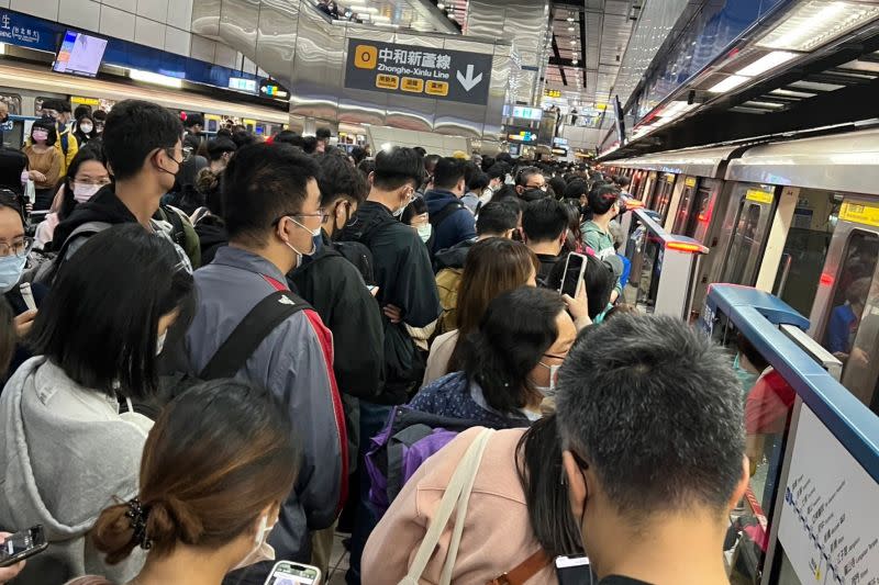 今天下午5時左右板南線忠孝新生站一部列車，因旅客雨傘卡住車門導致延誤。（圖翻攝自記者爆料網）