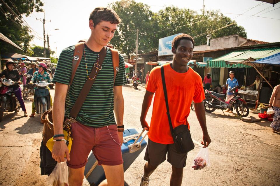 Um über eine zerbrochene Beziehung hinwegzukommen, startet der Student Dylan (Anders Hayward, links) gemeinsam mit seinem Kumpel Sean (Ade Oyefeso) einen Rucksacktrip durch China. Im Reich der Mitte treffen sie auf zwei junge Amerikanerinnen und einen schrägen Briten - die Geburtsstunde einer außergewöhnlichen Reisegruppe. "Gap Year" startet am 3. November bei FOX. (Bild: FOX)