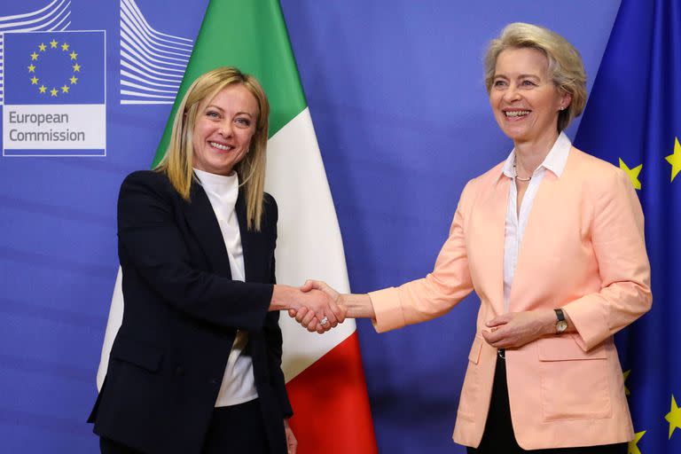 La recién nombrada primera ministra italiana, Giorgia Meloni, estrecha la mano de la presidenta de la Comisión Europea, Ursula von der Leyen, durante una reunión en la sede de la Comisión Europea en Bruselas, el 3 de noviembre de 2022.