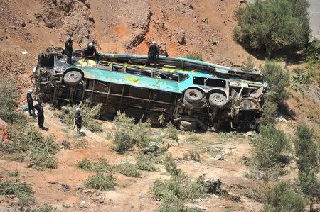 Rescue workers attend to the scene, after a bus falls into a ravine in Arequipa, Peru February 21, 2018. REUTERS/Diego Ramos