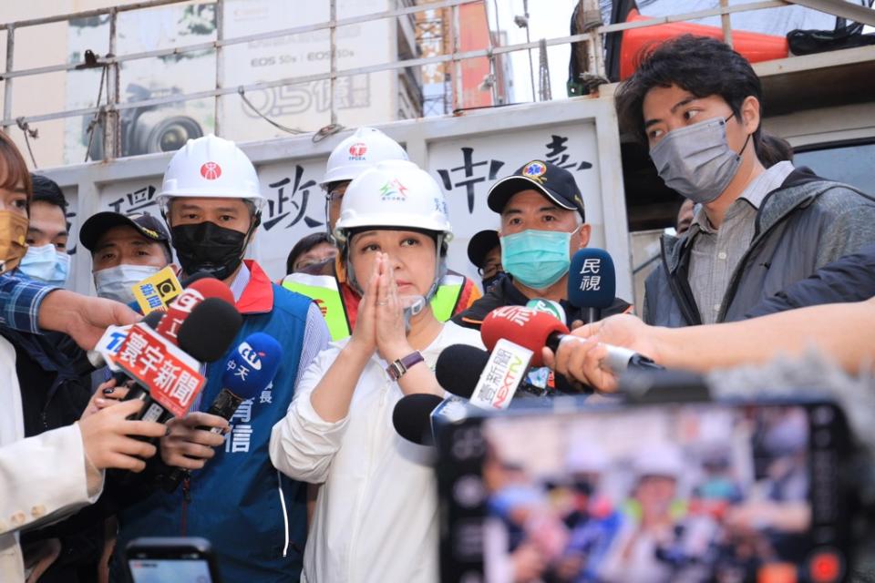 台中市中區台灣大道299巷5號30日上午驚傳房屋倒塌，造成1死2受困，台中市長盧秀燕於下午17時40分左右抵達現場，視察救援狀況並慰問家屬。（台中市政府提供）