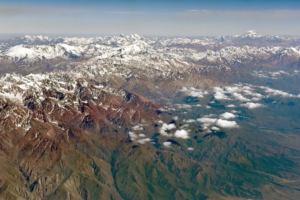 1200px-Andes_mountains_from_35,000_feet_(24495877342)