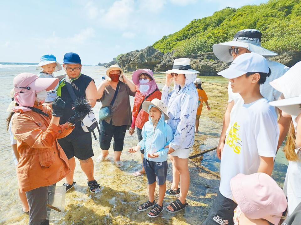 7月1日起，旅客進入小琉球自然人文生態景觀區，需申請專業導覽人員陪同，進行生態導覽。（屏縣府提供／羅琦文屏東傳真）