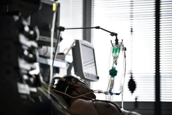 Ein Covid-19-Patient erhält eine ECMO-Behandlung.