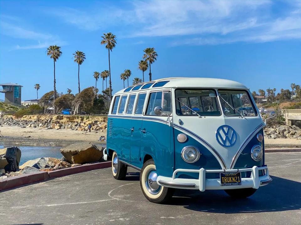 Ein 1966er VW Bus 21 Window mit einem Netgain Hyper 9 Motor und EV Wests verschraubter "6er Pack" Tesla Batterie. - Copyright: EV West